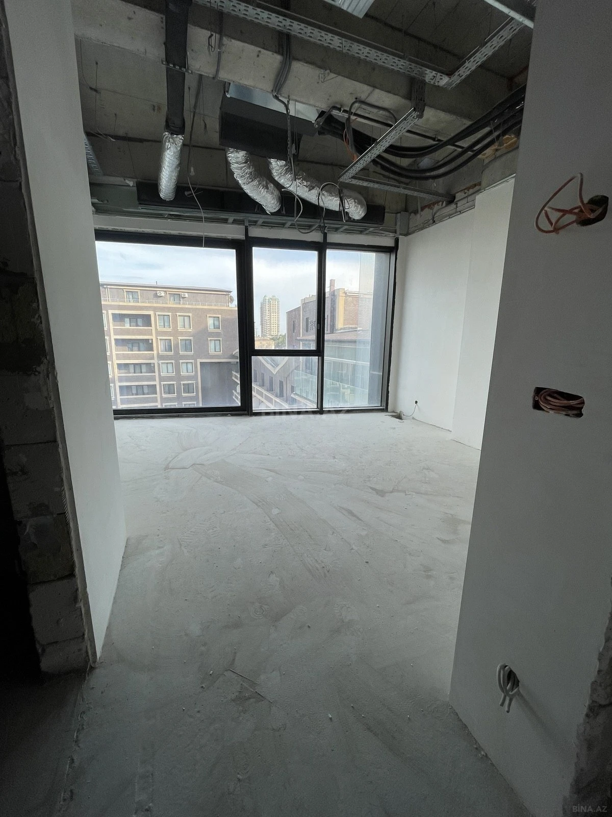Satılır 5 otaqlı mənzil 379 m²