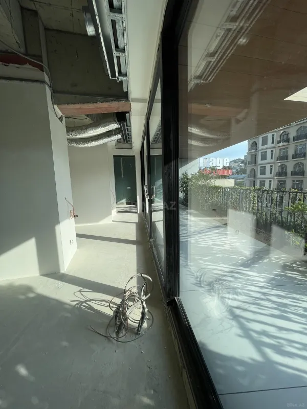 Satılır 5 otaqlı mənzil 379 m²