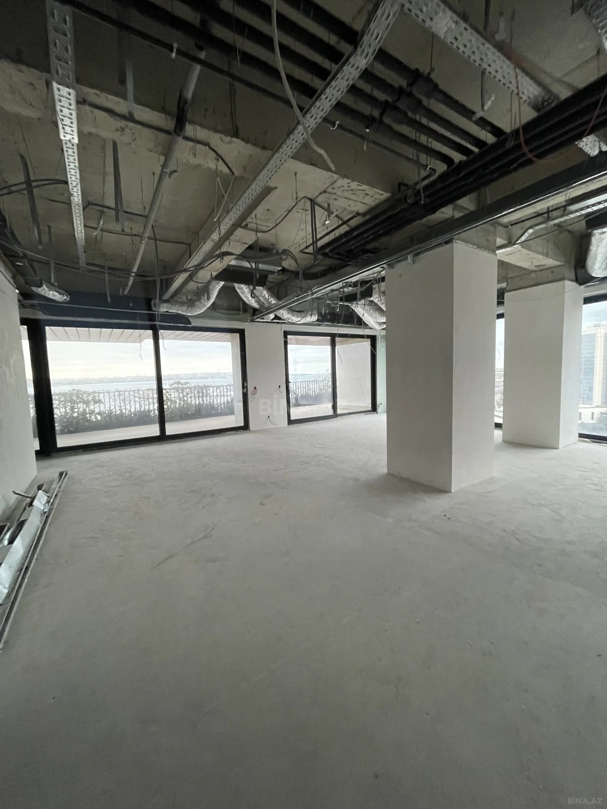 Satılır 5 otaqlı mənzil 379 m²