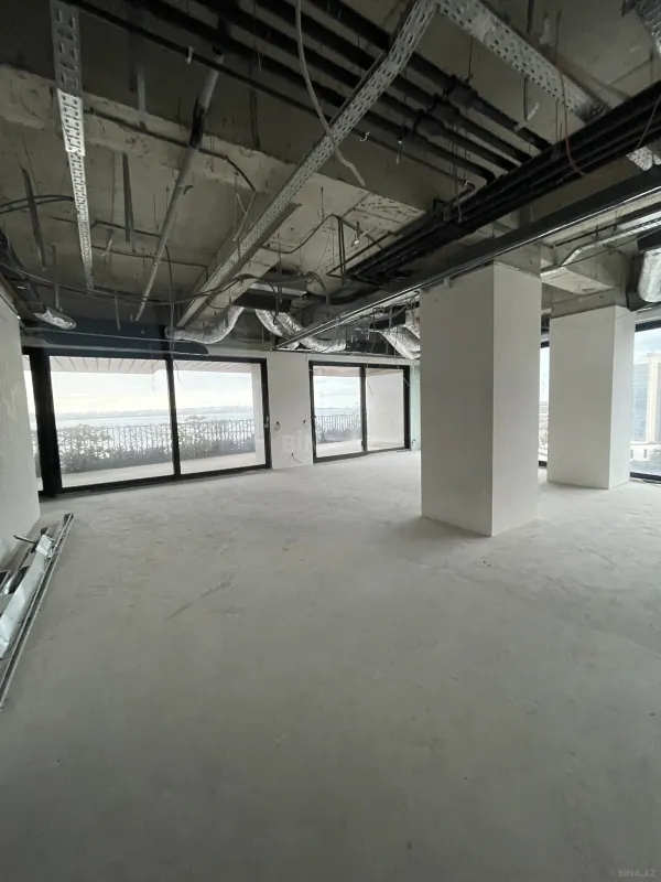 Satılır 5 otaqlı mənzil 379 m²