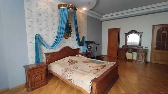 Kirayə verilir 4 otaqlı mənzil 220 m²