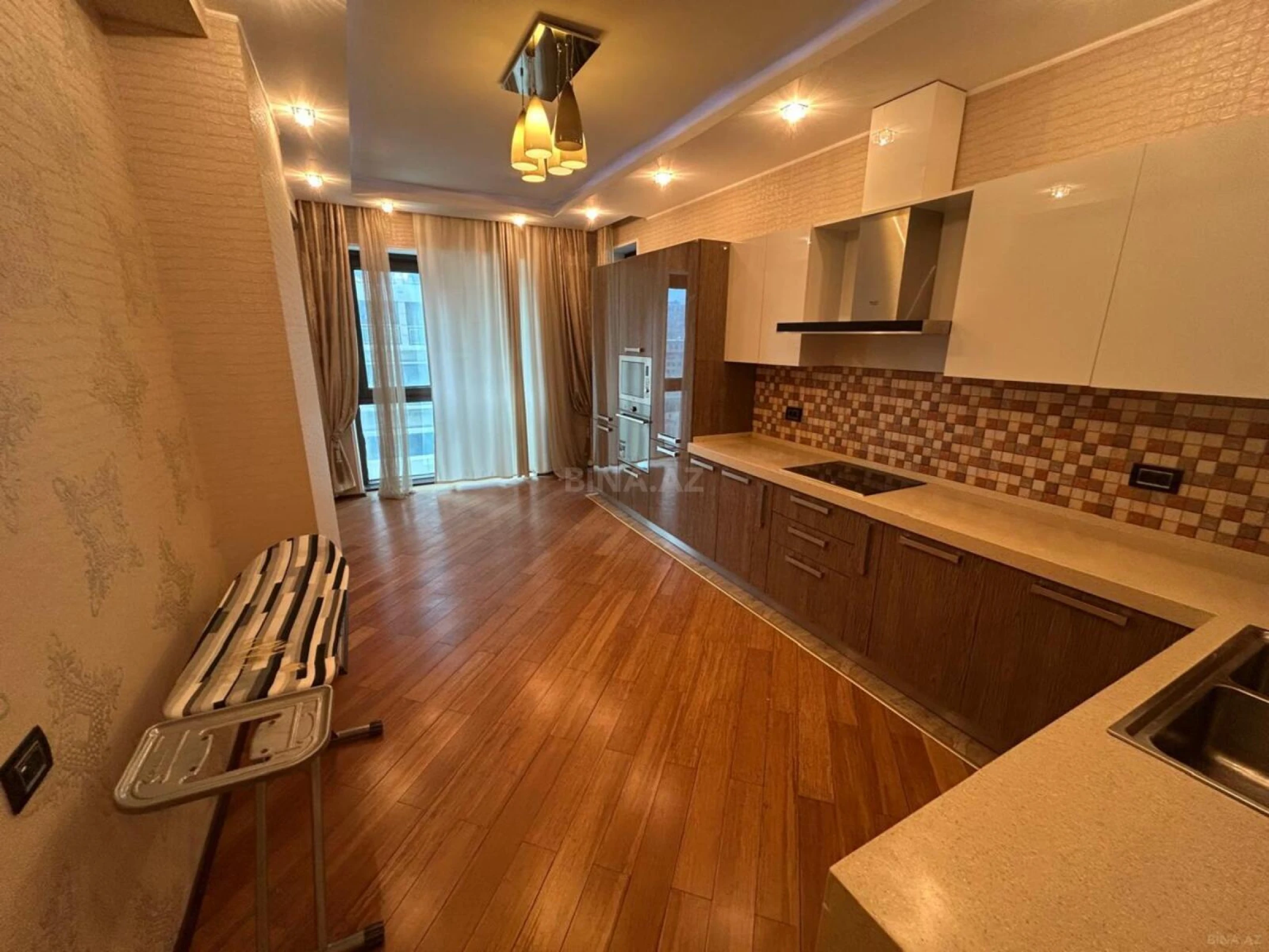 Kirayə verilir 3 otaqlı mənzil 192 m²