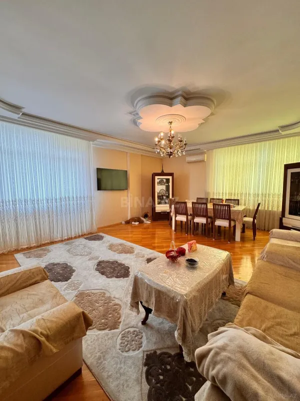 Satılır 3 otaqlı mənzil 138 m²