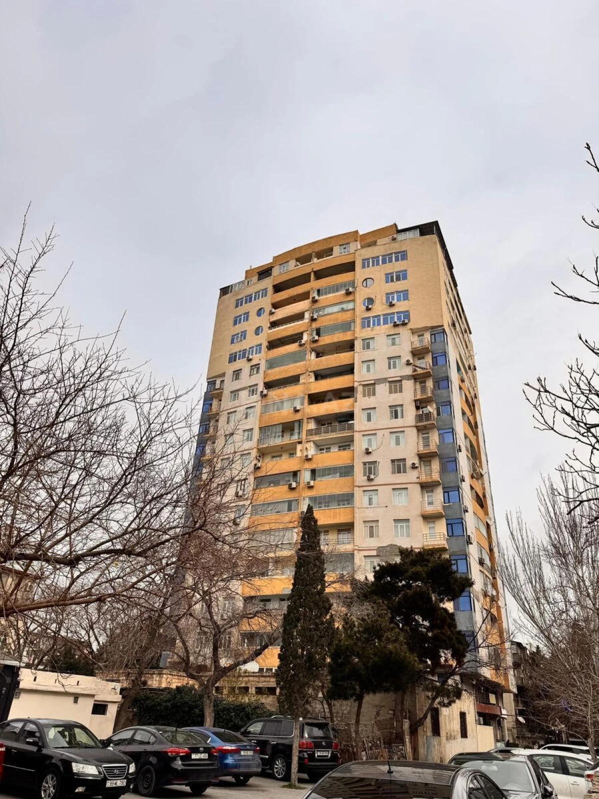 Satılır 3 otaqlı mənzil 138 m²