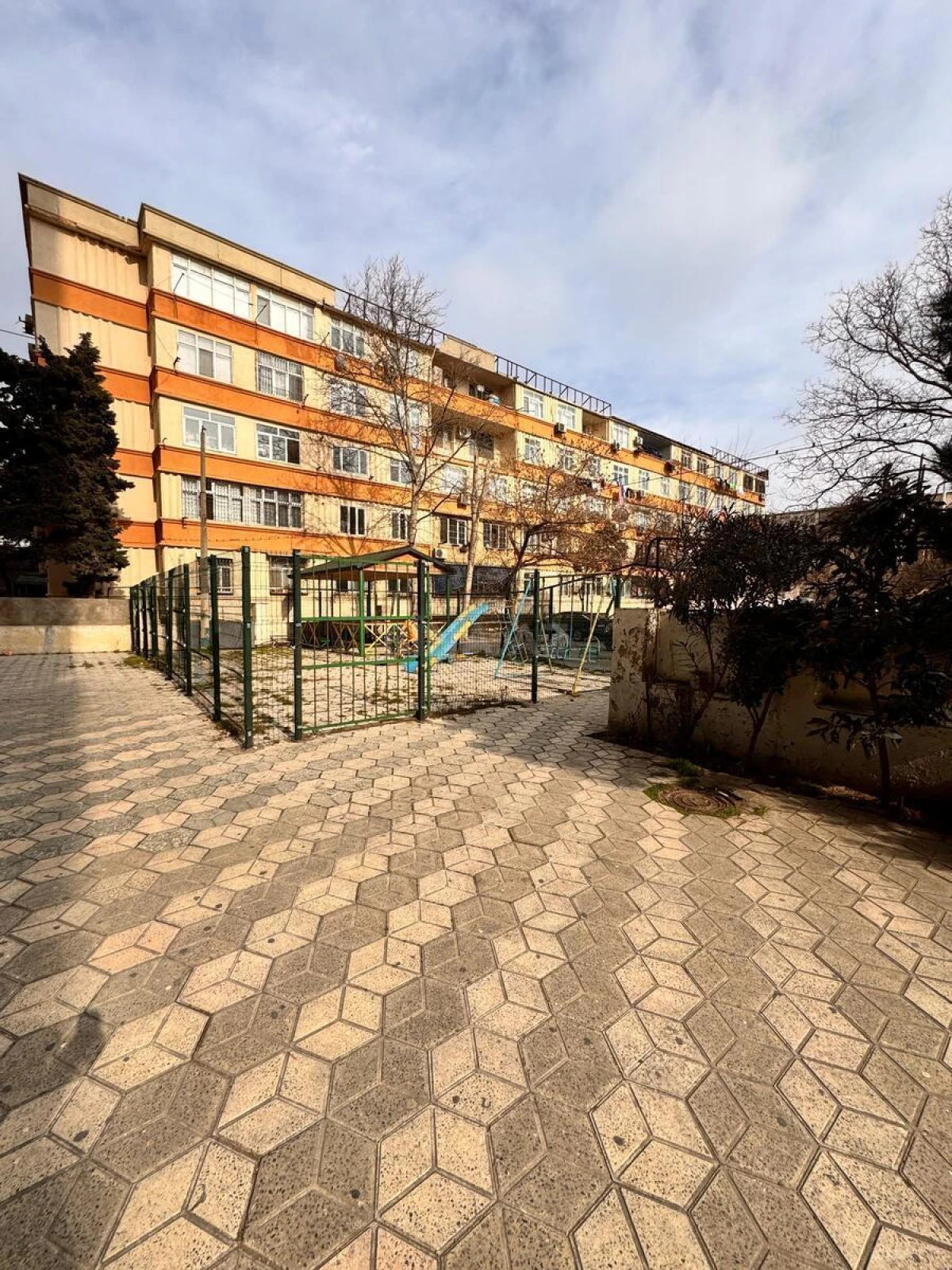Satılır 3 otaqlı mənzil 138 m²