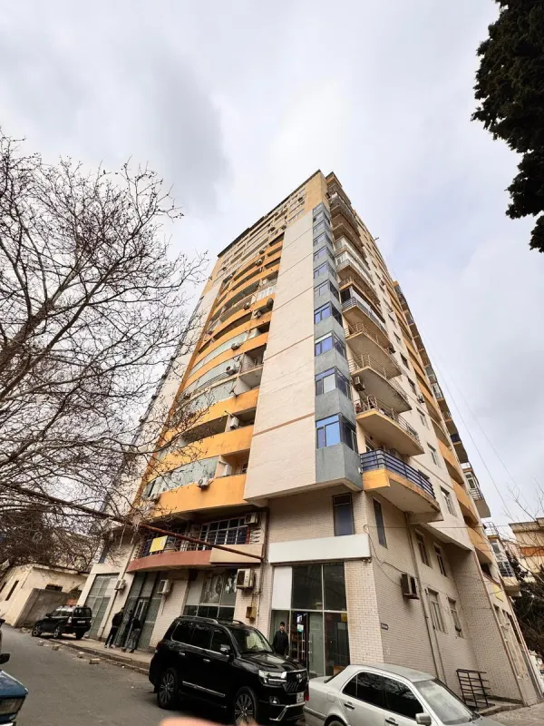 Satılır 3 otaqlı mənzil 138 m²
