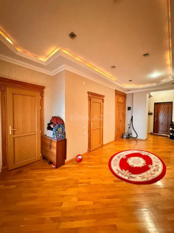 Satılır 3 otaqlı mənzil 138 m²