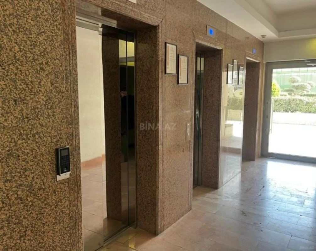 Satılır 3 otaqlı mənzil 185 m²