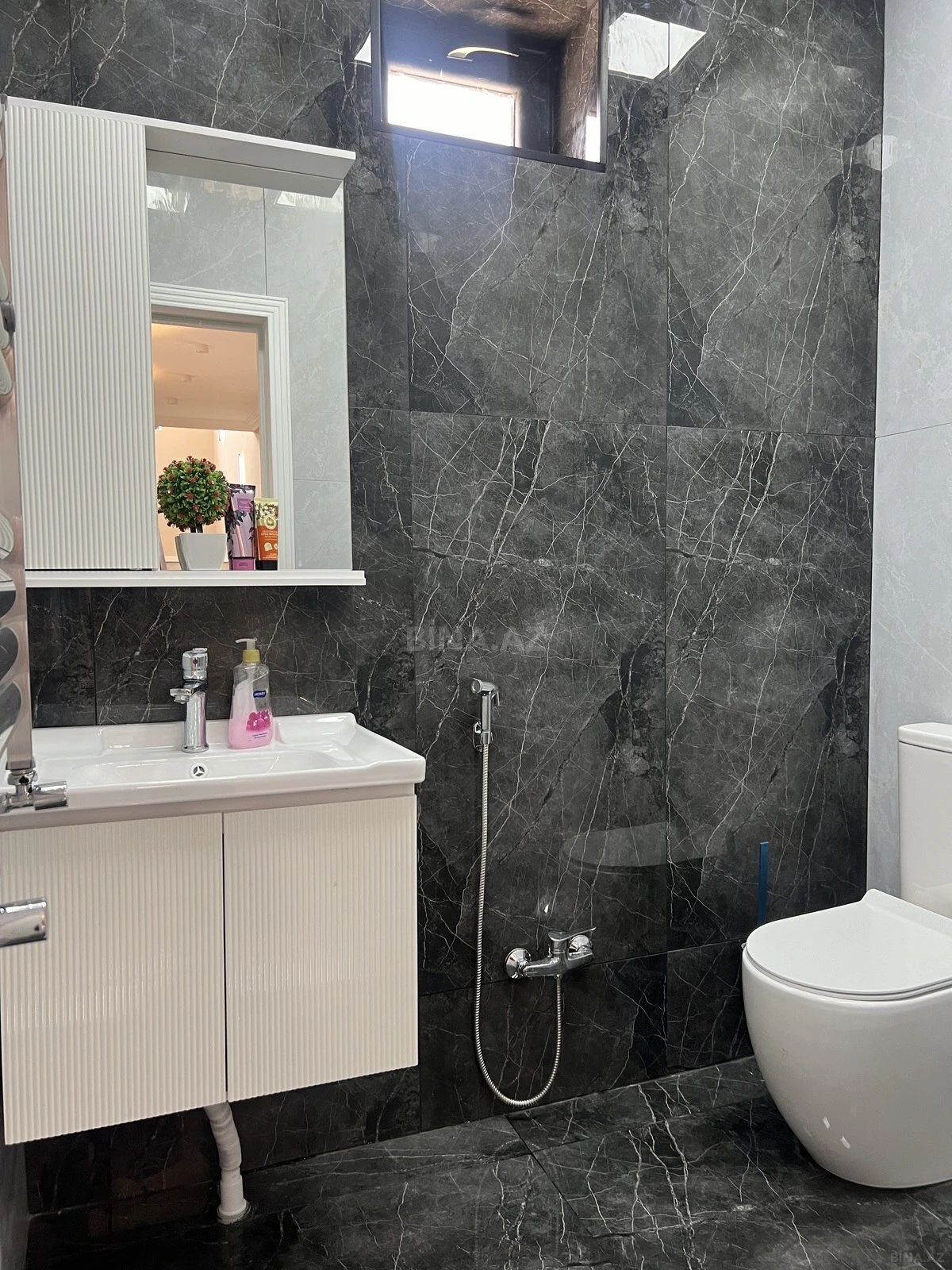 Satılır 8 otaqlı həyət evi 280 m²