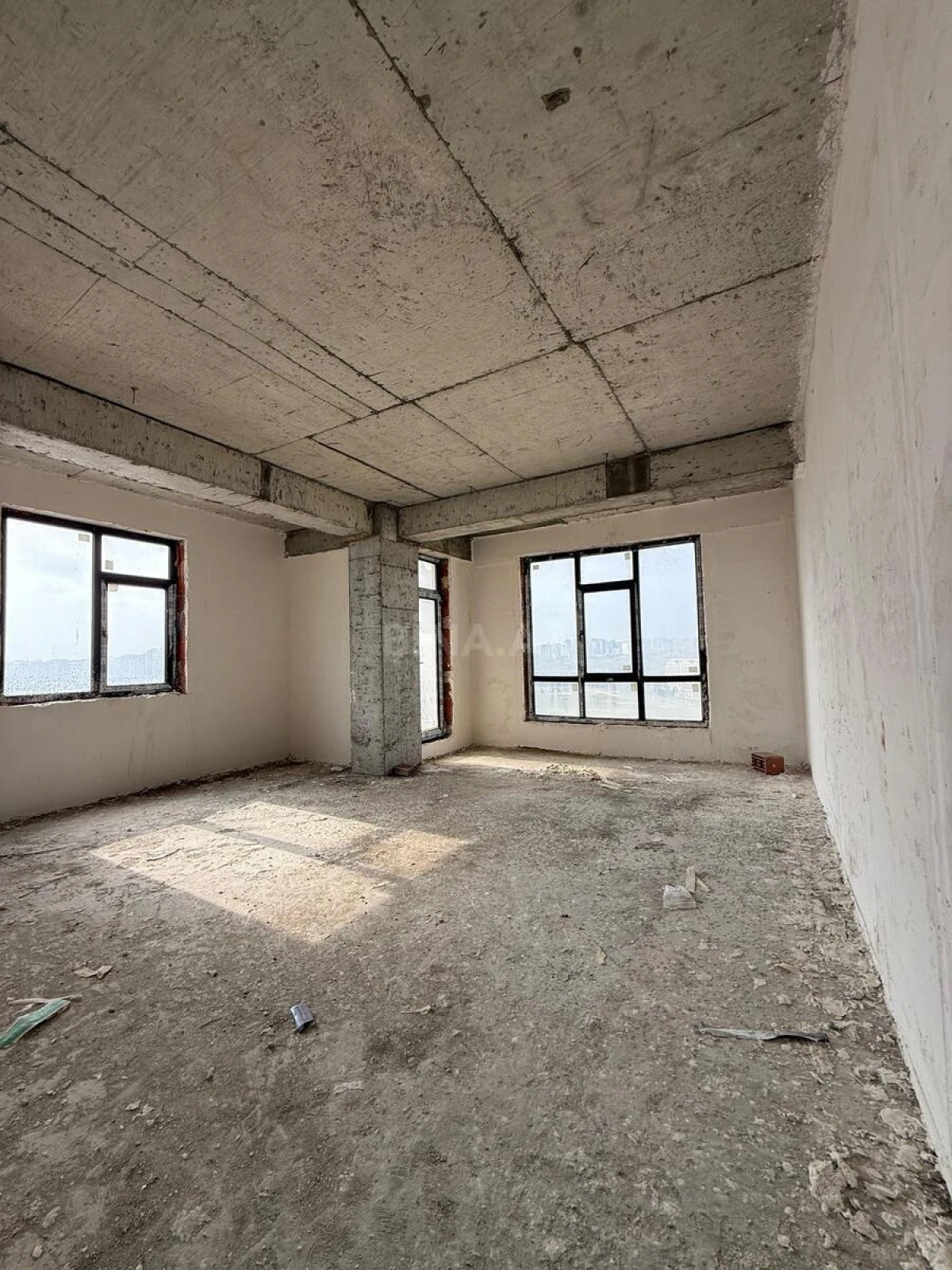 Satılır 4 otaqlı mənzil 232 m²
