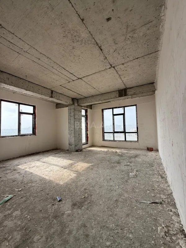 Satılır 4 otaqlı mənzil 232 m²