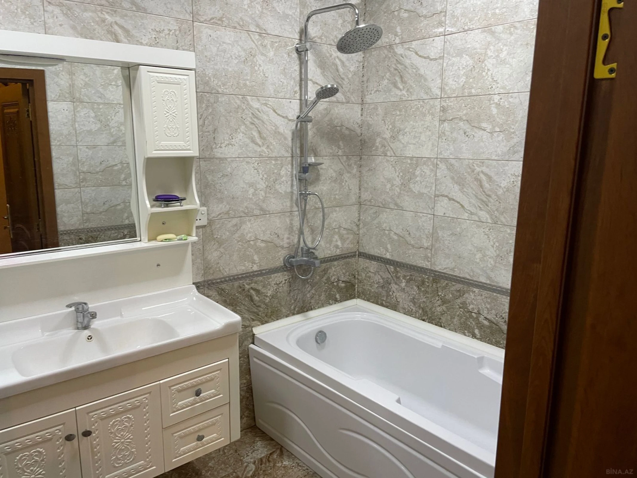 Kirayə verilir 4 otaqlı mənzil 165 m²