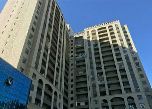 Satılır 4 otaqlı mənzil 263 m²