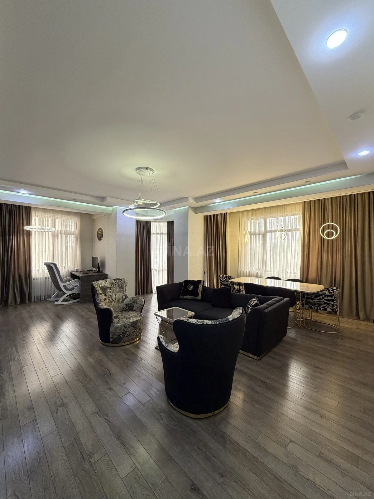 Satılır 4 otaqlı mənzil 240 m²