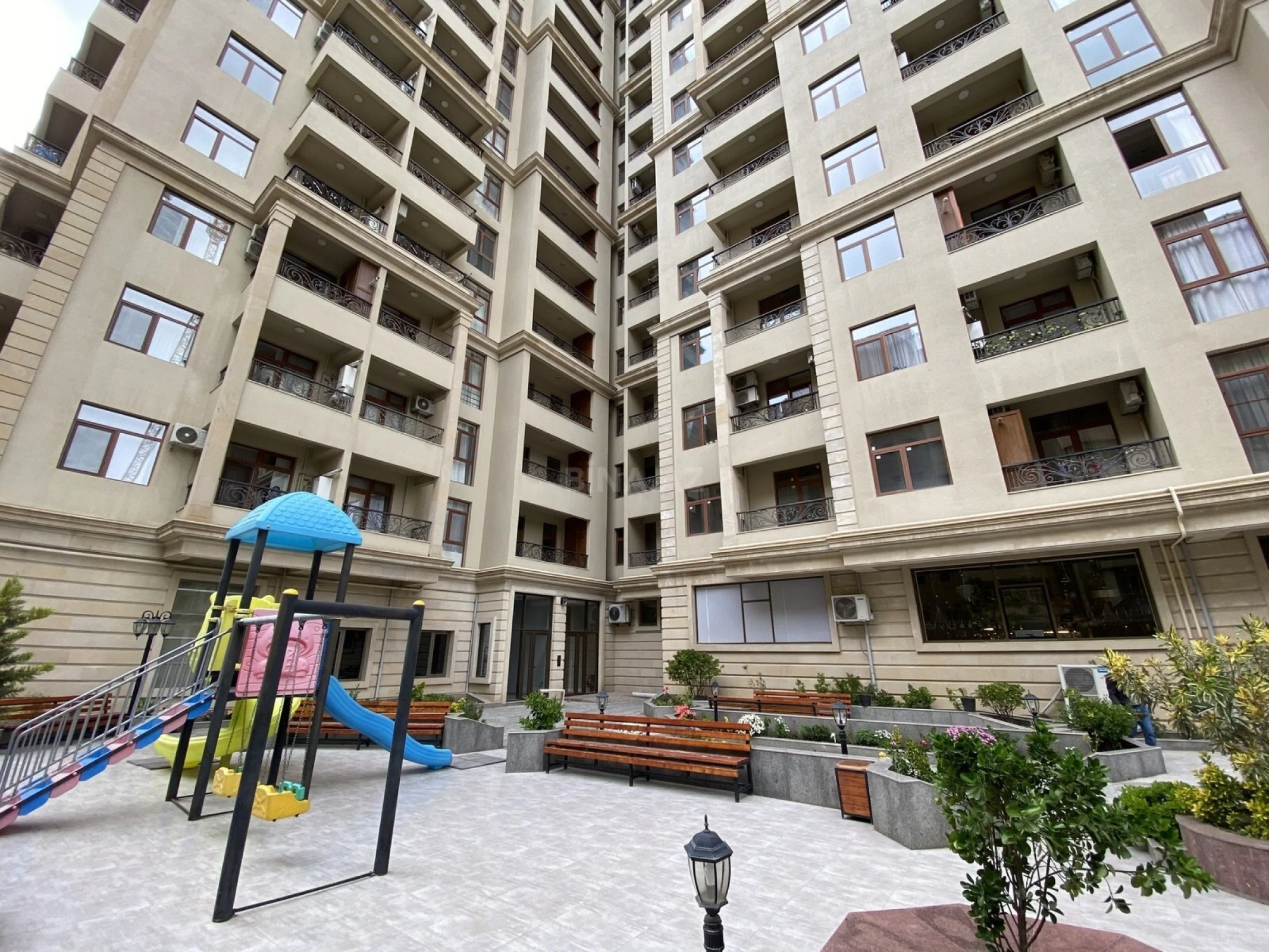 Satılır 3 otaqlı mənzil 140 m²