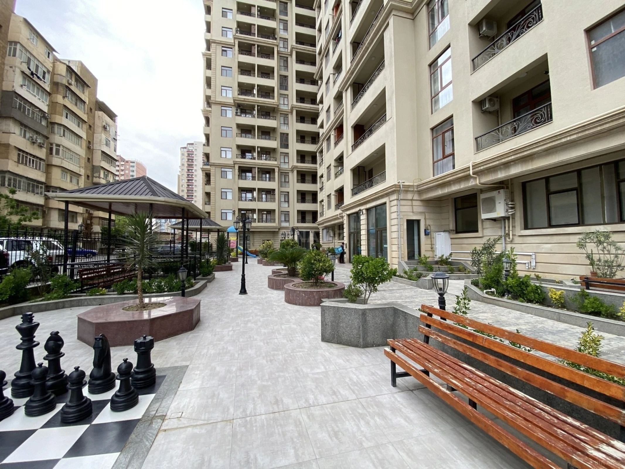Satılır 3 otaqlı mənzil 140 m²