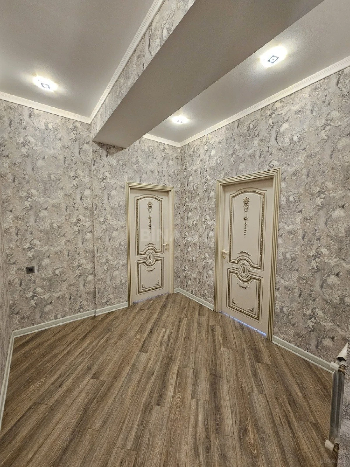 Satılır 3 otaqlı mənzil 165 m²