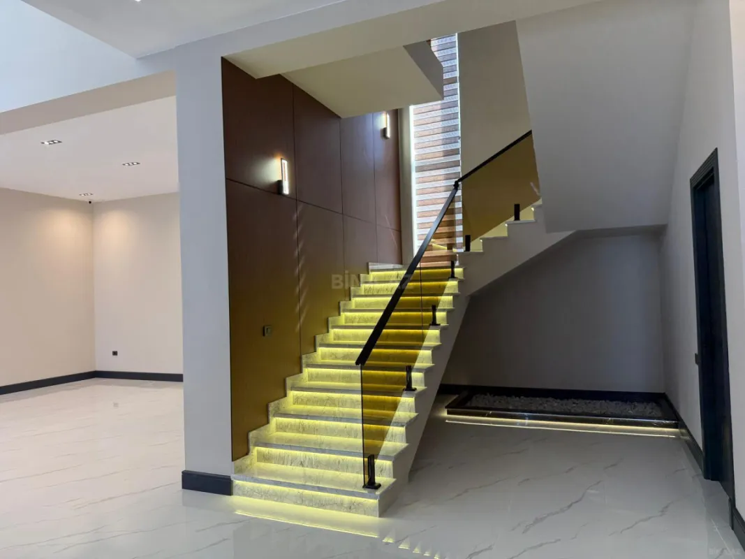 Satılır 7 otaqlı həyət evi 500 m²