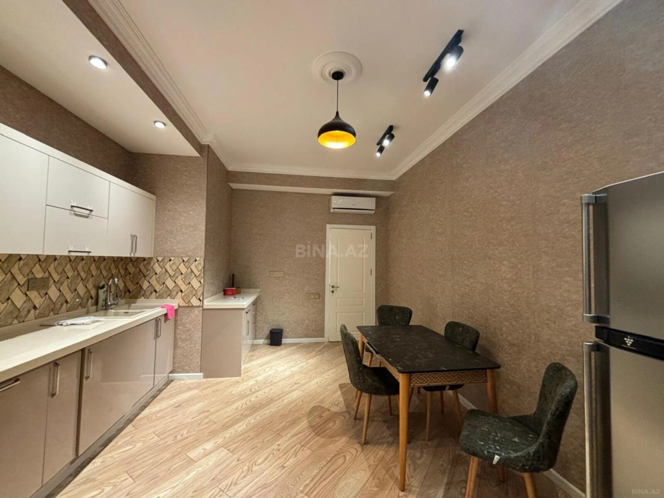 Kirayə verilir 2 otaqlı mənzil 96 m²