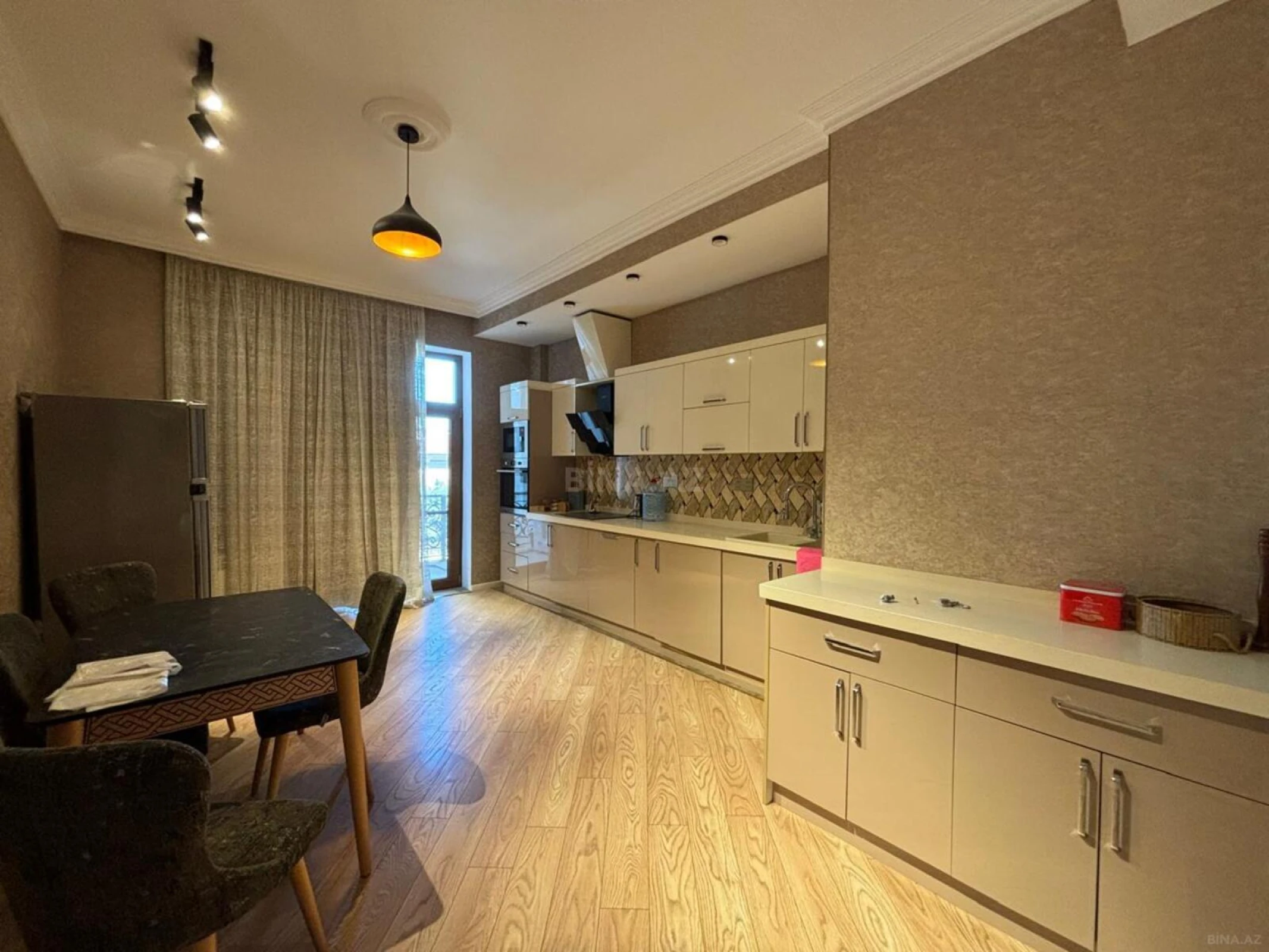 Kirayə verilir 2 otaqlı mənzil 96 m²