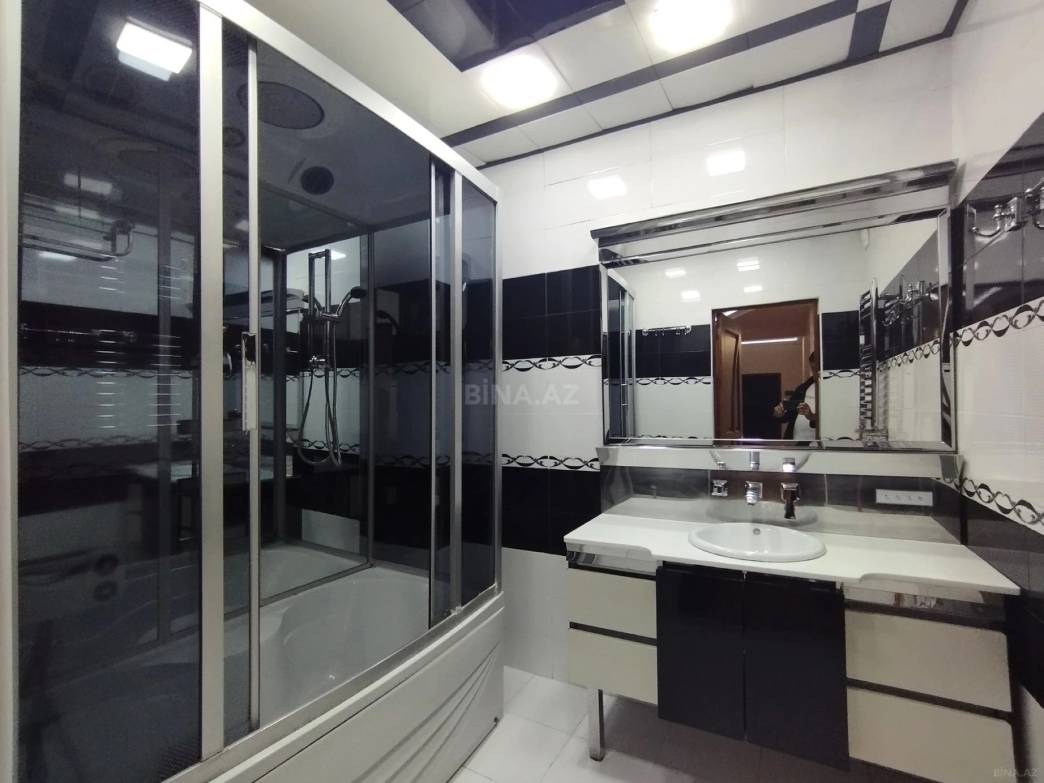 Satılır 3 otaqlı mənzil 134 m²