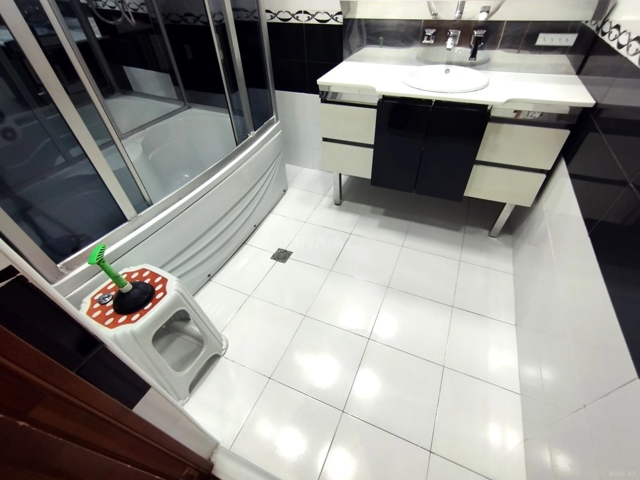 Satılır 3 otaqlı mənzil 134 m²