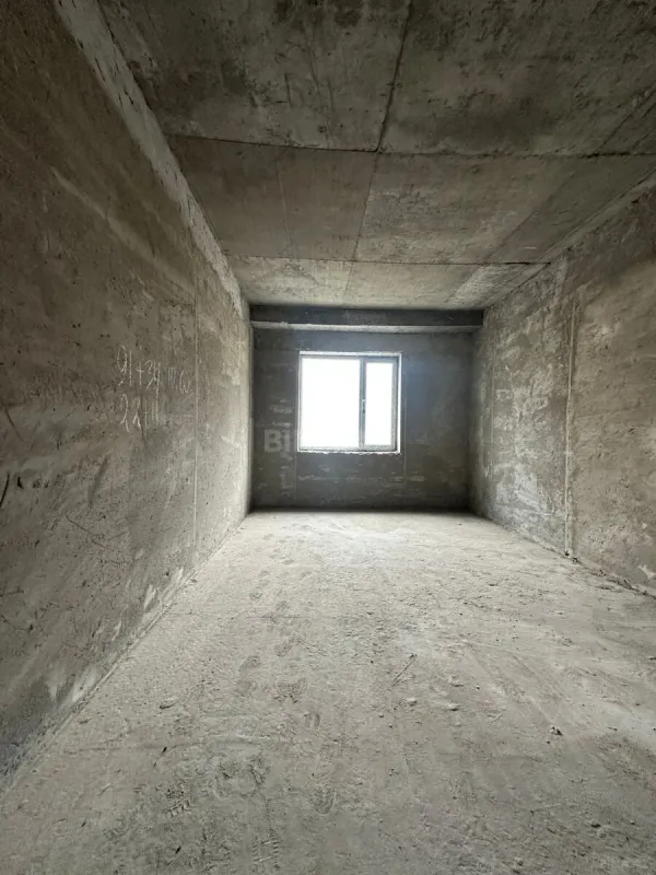 Satılır 5 otaqlı mənzil 206 m²