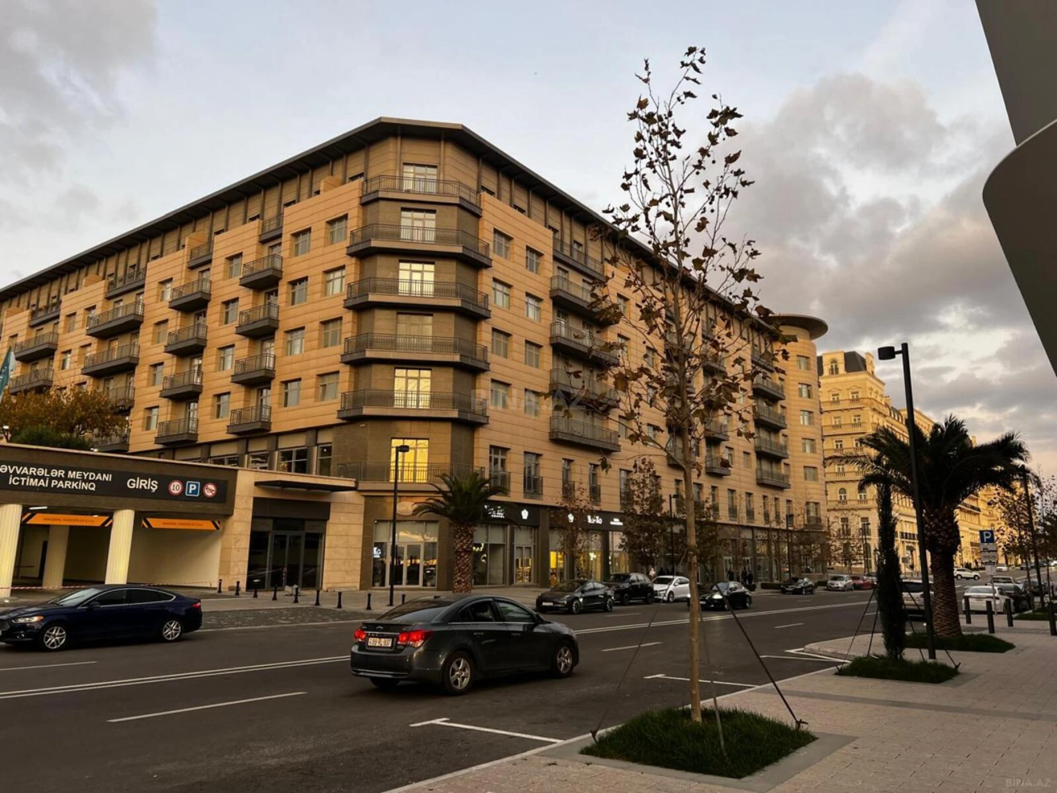 Satılır 5 otaqlı mənzil 206 m²