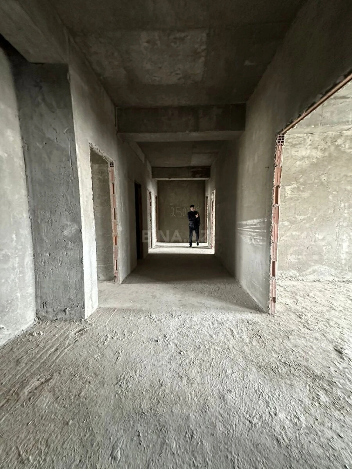 Satılır 5 otaqlı mənzil 206 m²