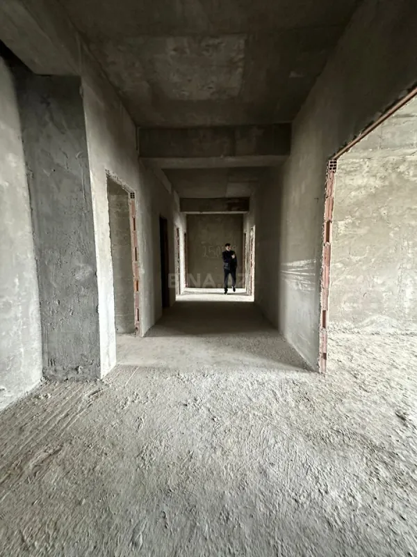 Satılır 5 otaqlı mənzil 206 m²