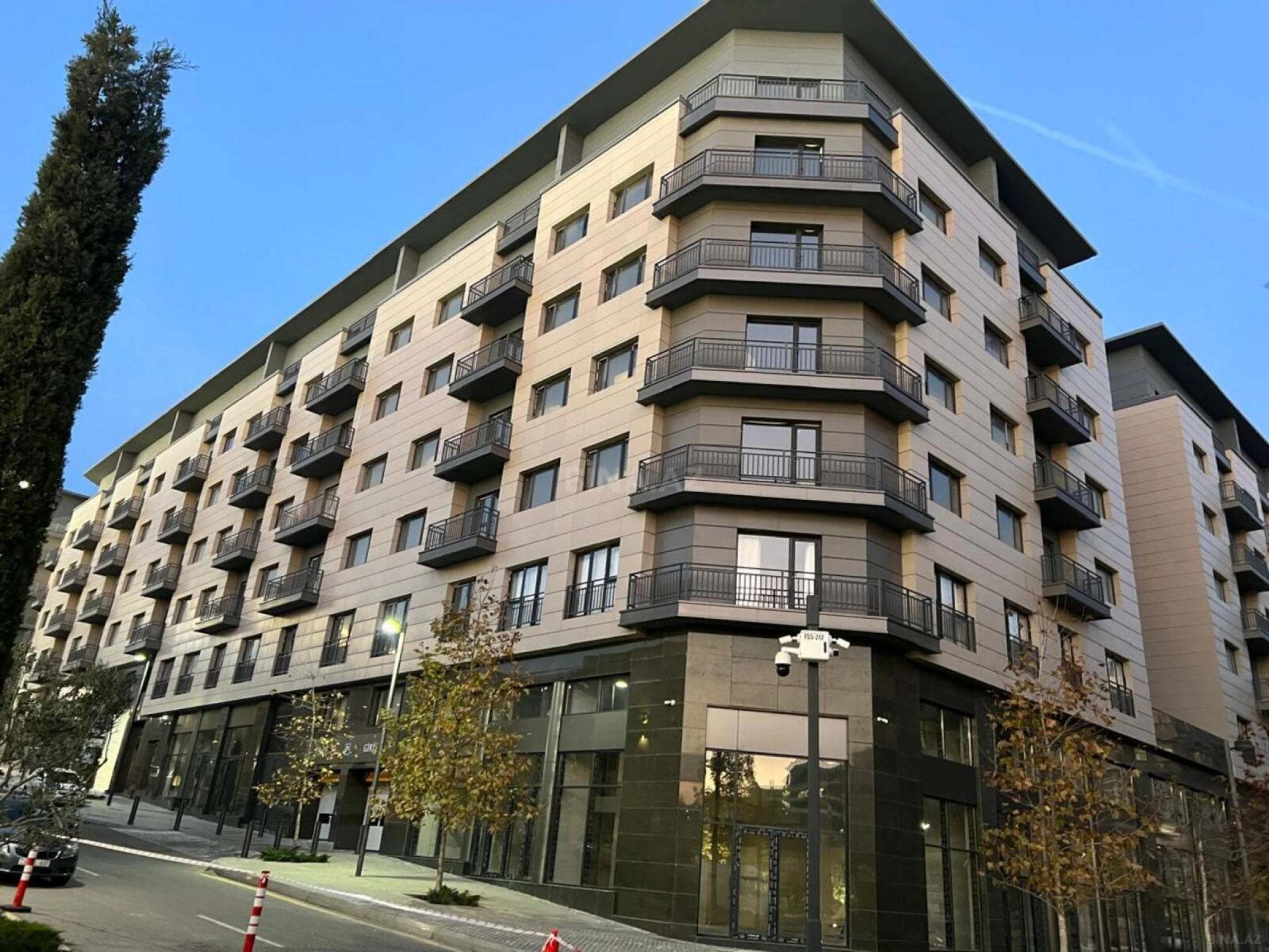 Satılır 5 otaqlı mənzil 206 m²