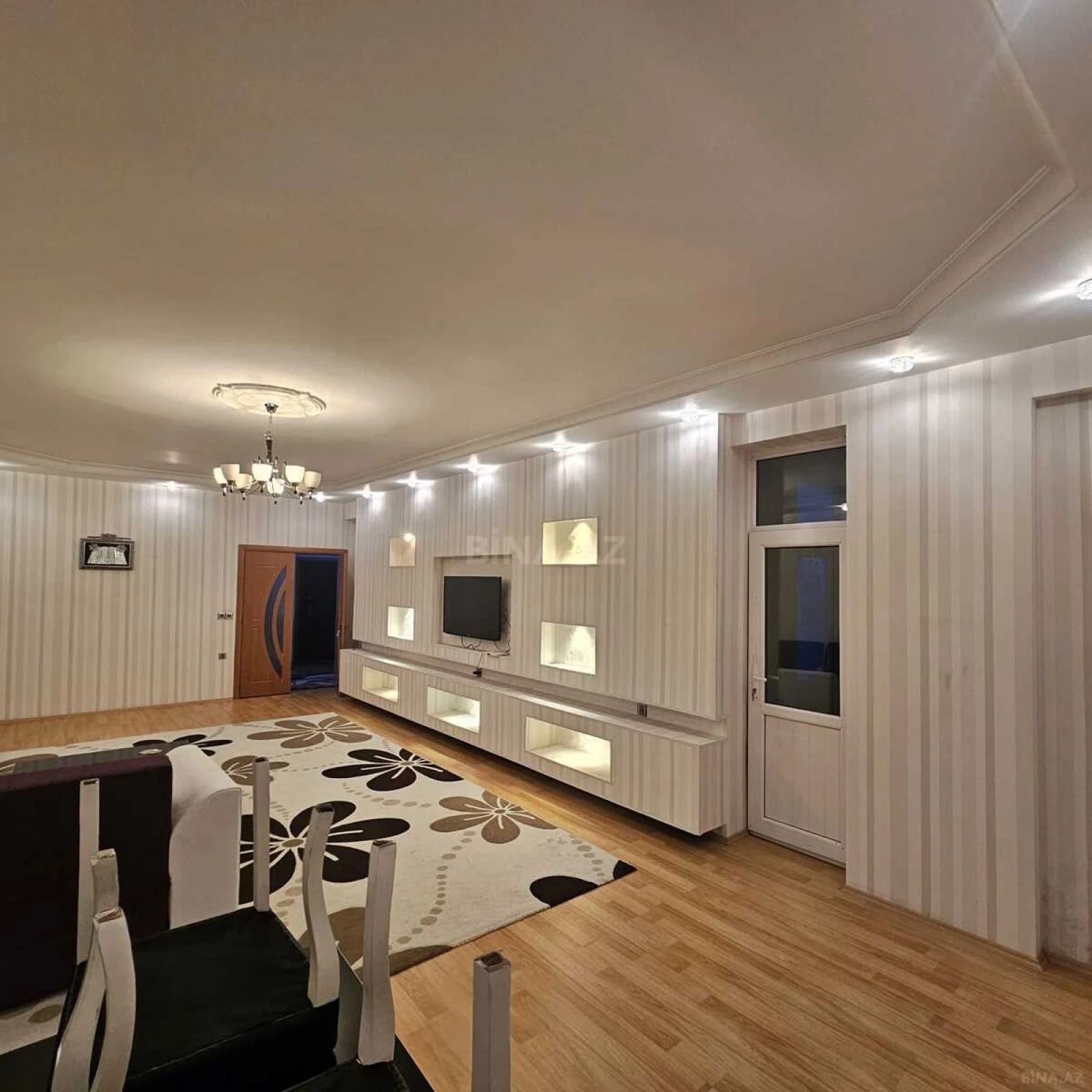 Kirayə verilir 3 otaqlı mənzil 190 m²