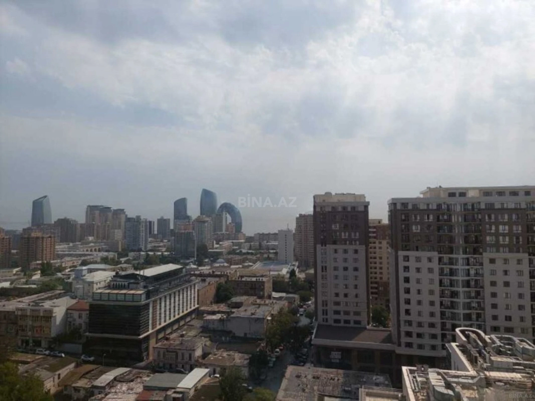 Satılır 3 otaqlı mənzil 121 m²