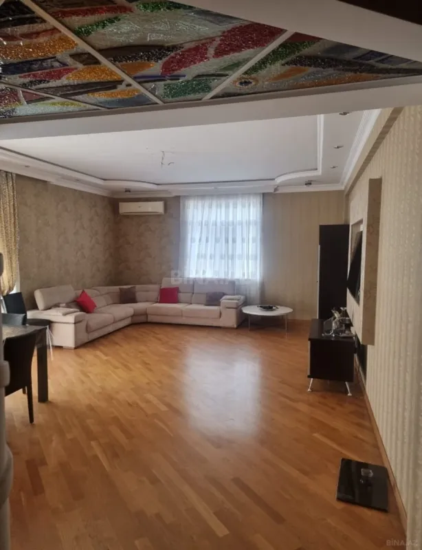 Satılır 4 otaqlı mənzil 179 m²