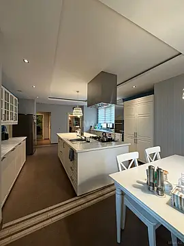 Satılır 5 otaqlı mənzil 250 m²