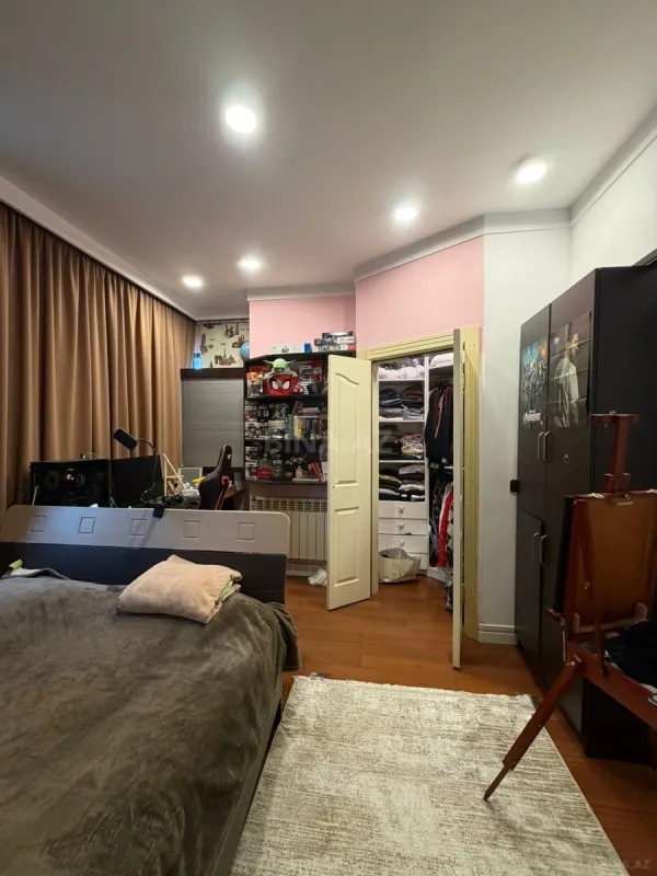 Satılır 5 otaqlı mənzil 250 m²