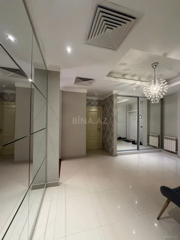 Satılır 5 otaqlı mənzil 250 m²