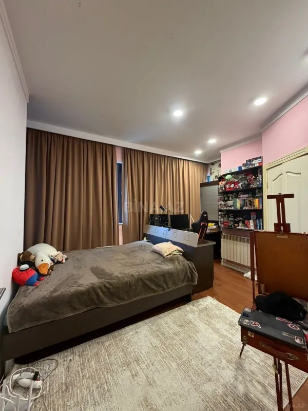 Satılır 5 otaqlı mənzil 250 m²