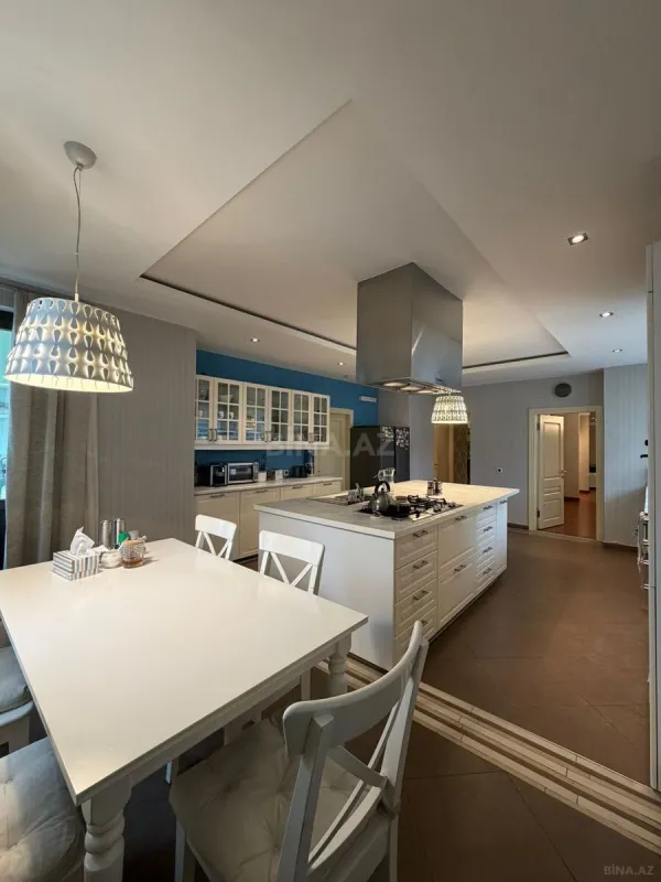 Satılır 5 otaqlı mənzil 250 m²