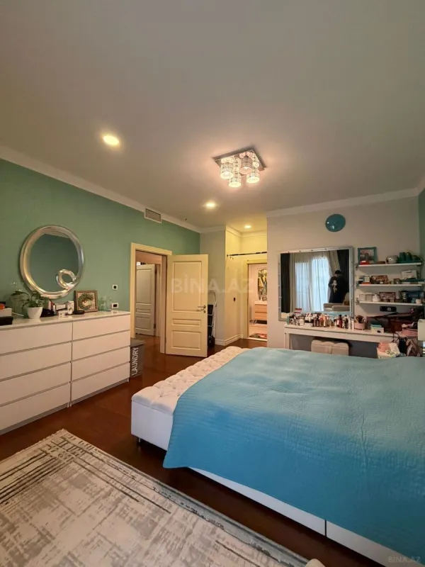 Satılır 5 otaqlı mənzil 250 m²