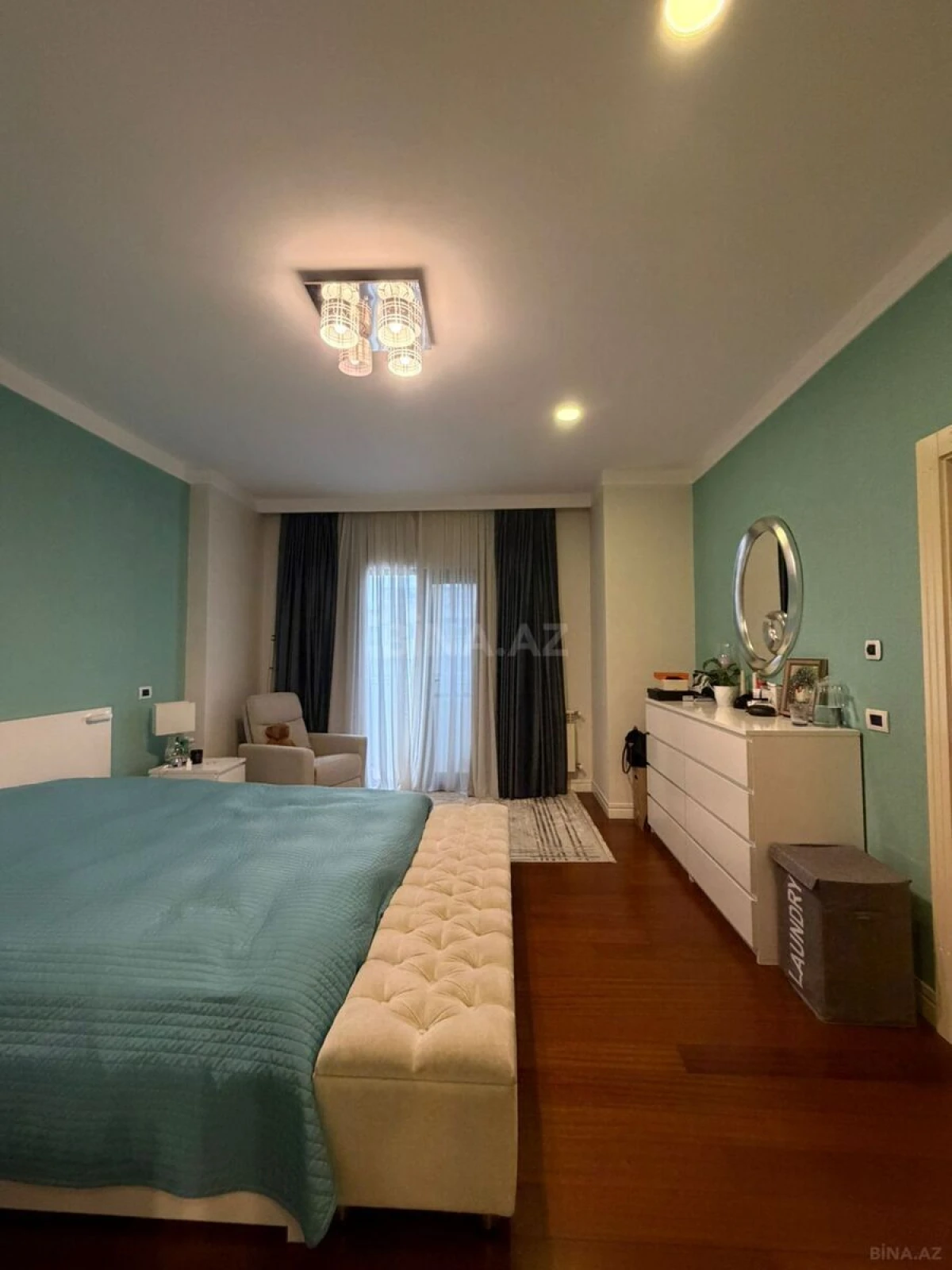 Satılır 5 otaqlı mənzil 250 m²