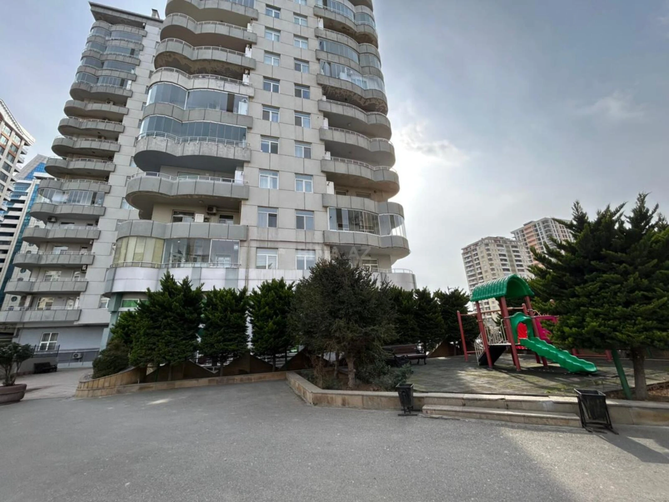 Satılır 3 otaqlı mənzil 120 m²