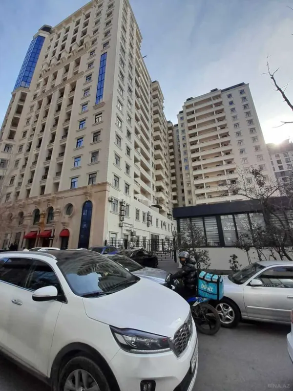 Satılır 4 otaqlı mənzil 242 m²