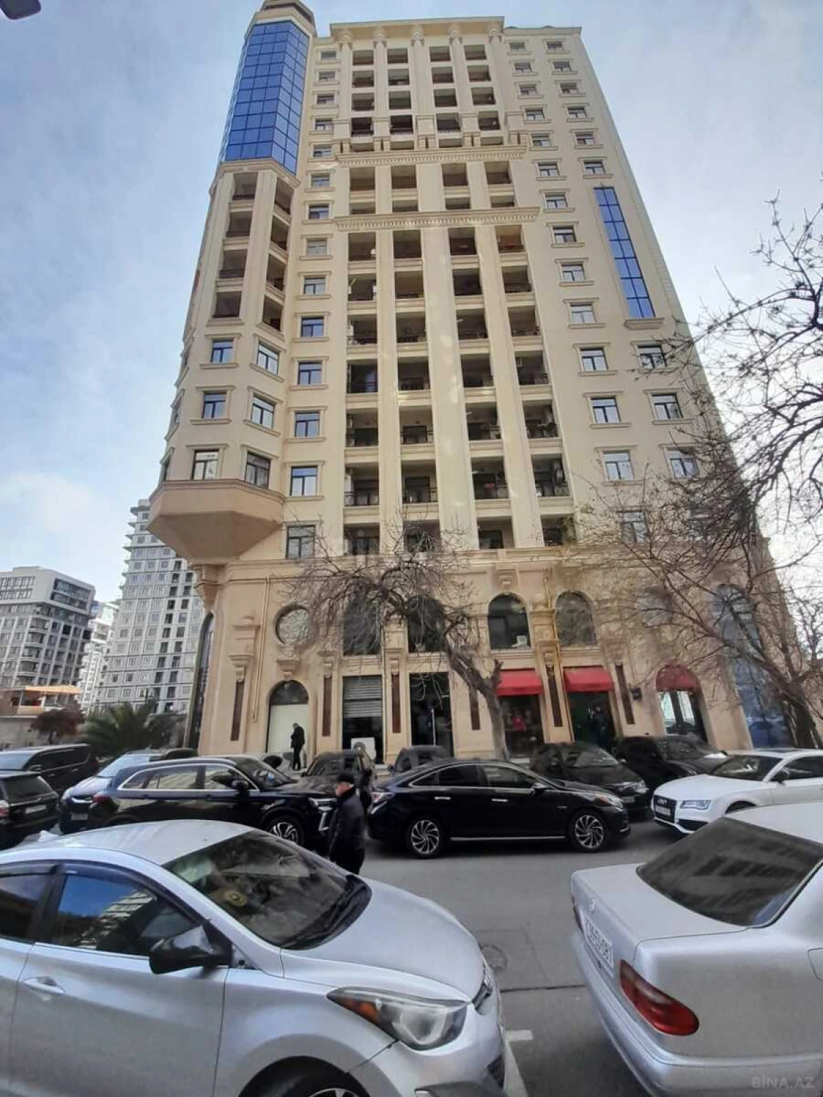 Satılır 4 otaqlı mənzil 242 m²