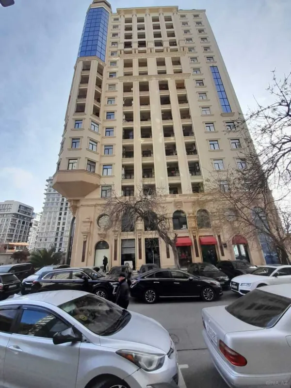 Satılır 4 otaqlı mənzil 242 m²