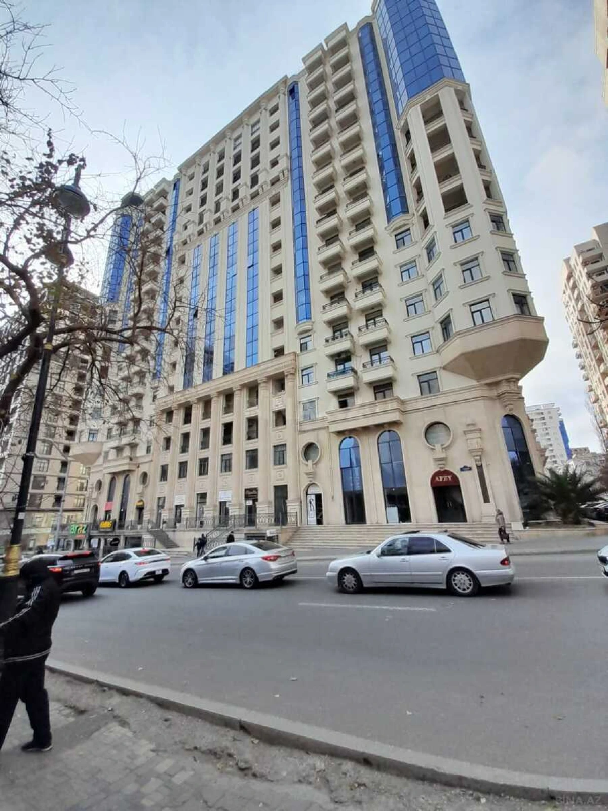 Satılır 4 otaqlı mənzil 242 m²