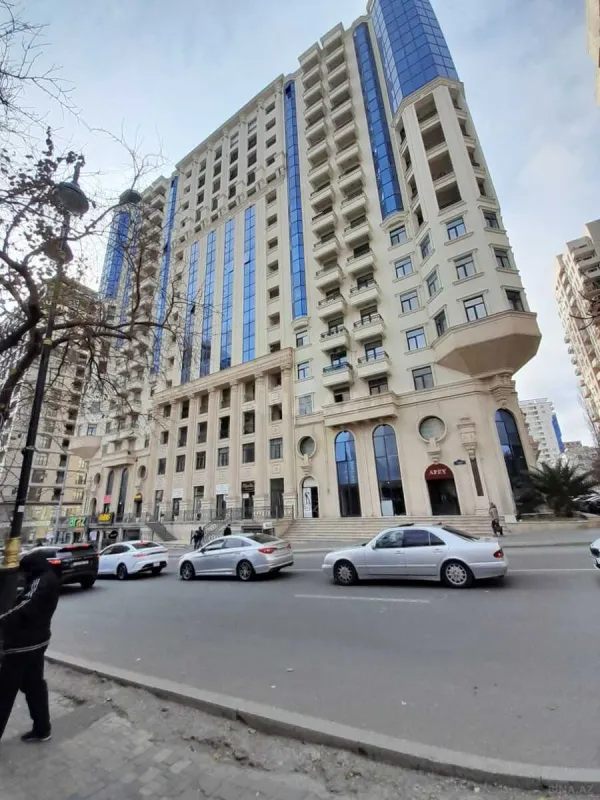 Satılır 4 otaqlı mənzil 242 m²