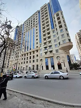 Satılır 4 otaqlı mənzil 242 m²
