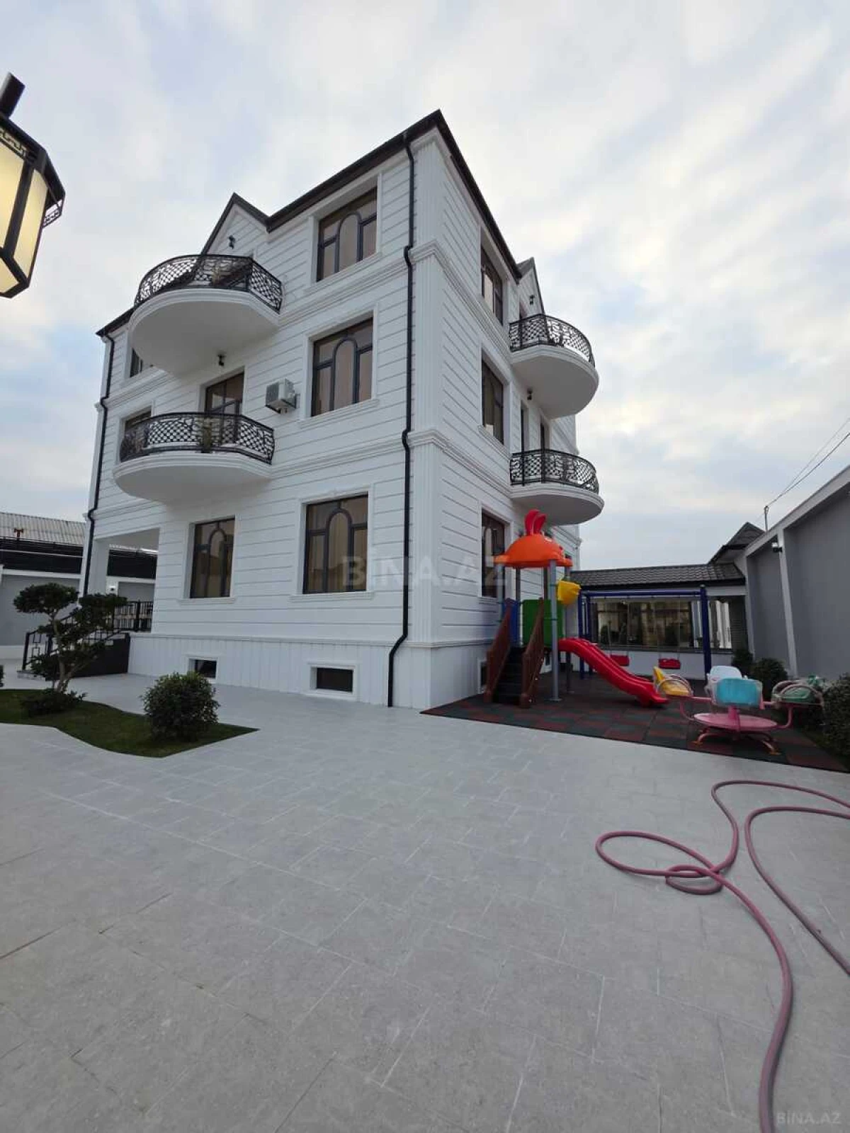 Satılır 11 otaqlı həyət evi 465 m²