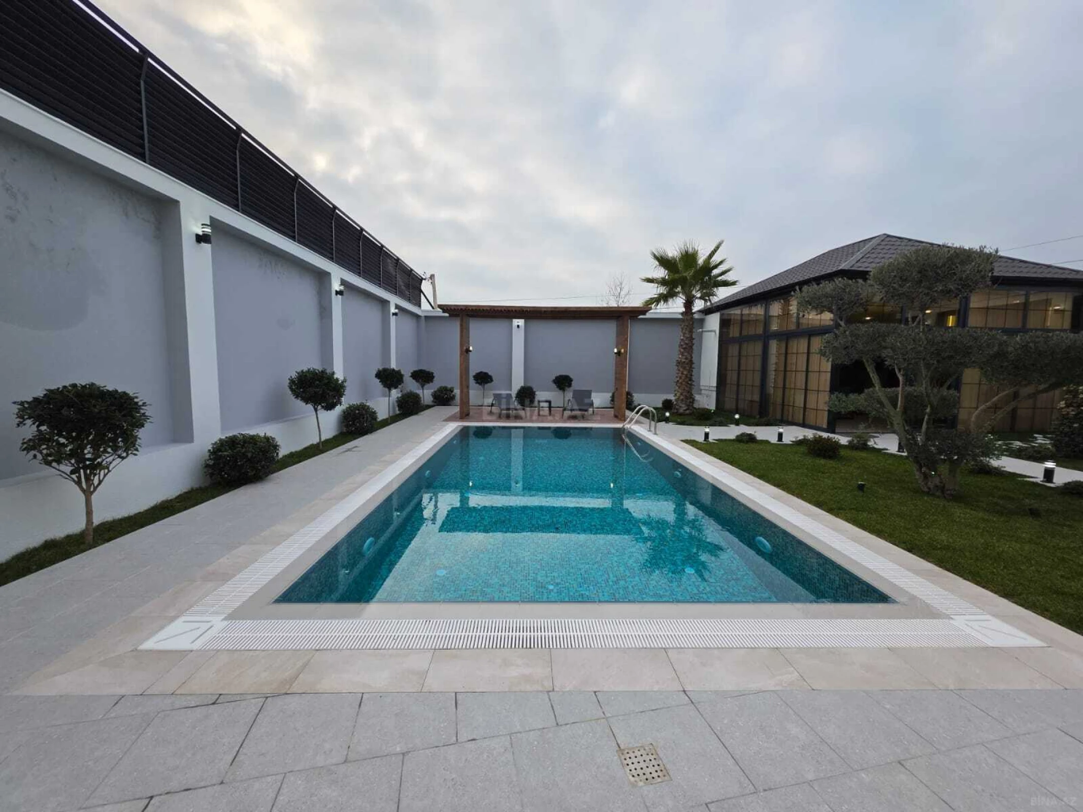 Satılır 11 otaqlı həyət evi 465 m²